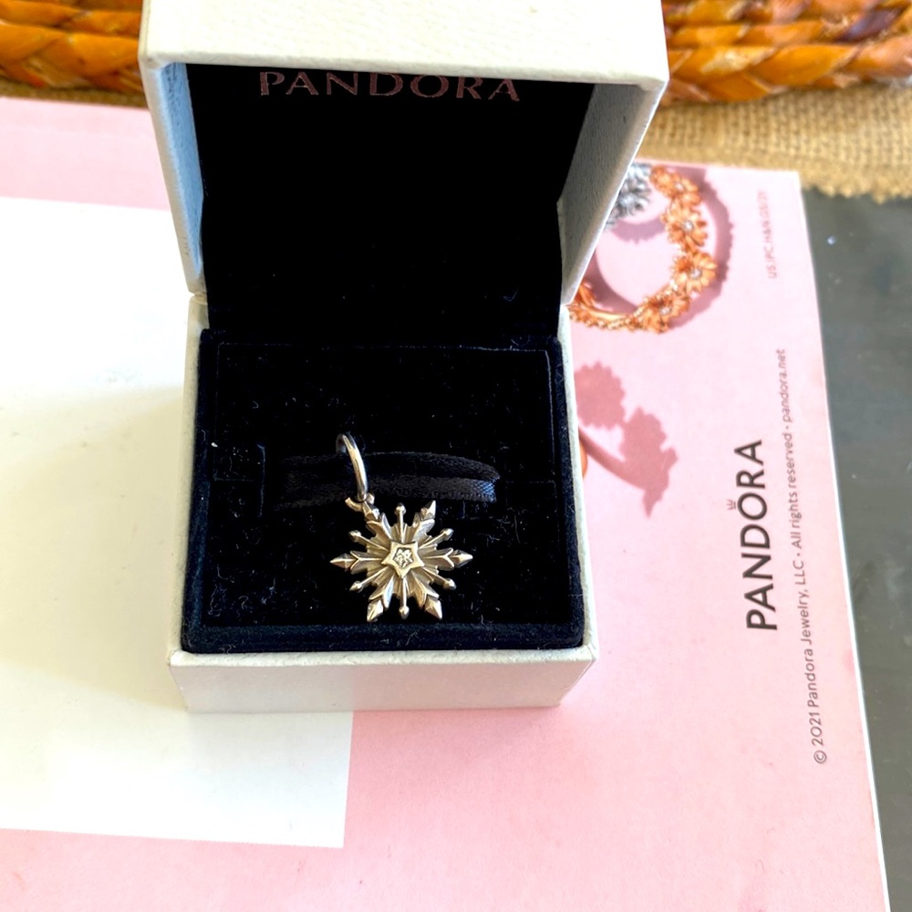 Pandora Disney frozen snowflake pendant charm